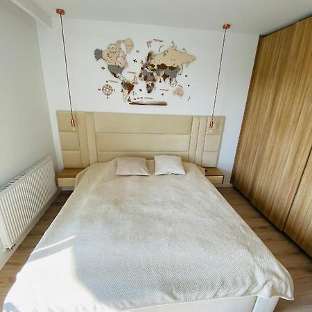 Luxury White Apartment In Park Lotnikow クラクフ エクステリア 写真