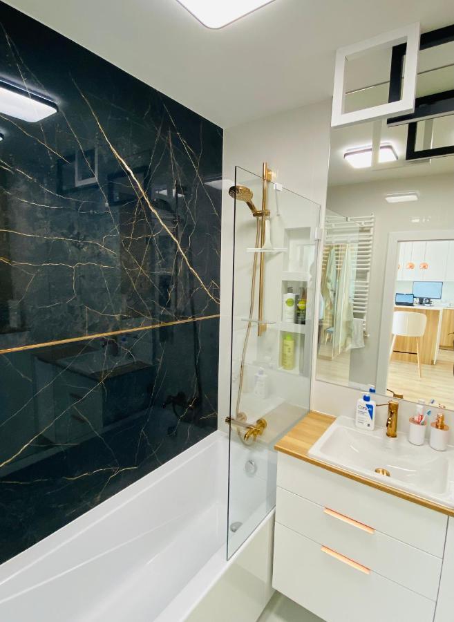 Luxury White Apartment In Park Lotnikow クラクフ エクステリア 写真