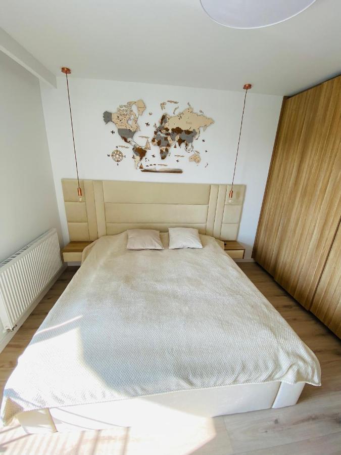 Luxury White Apartment In Park Lotnikow クラクフ エクステリア 写真