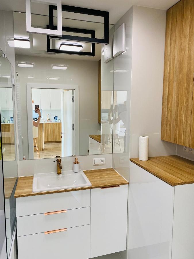 Luxury White Apartment In Park Lotnikow クラクフ エクステリア 写真