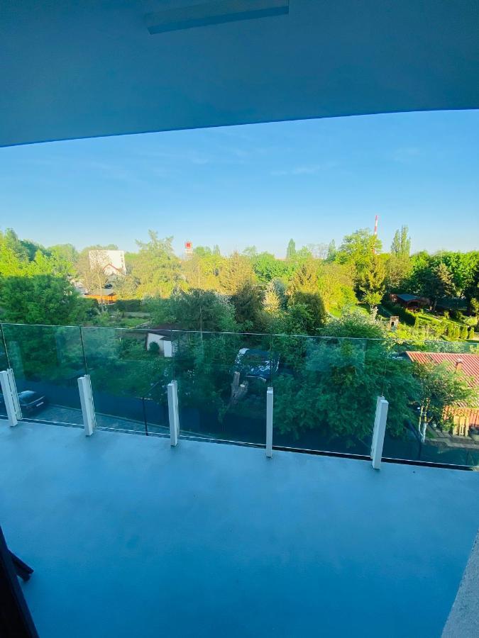 Luxury White Apartment In Park Lotnikow クラクフ エクステリア 写真
