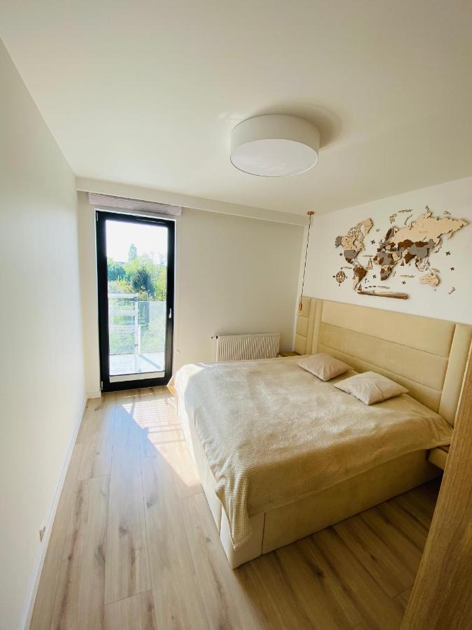 Luxury White Apartment In Park Lotnikow クラクフ エクステリア 写真