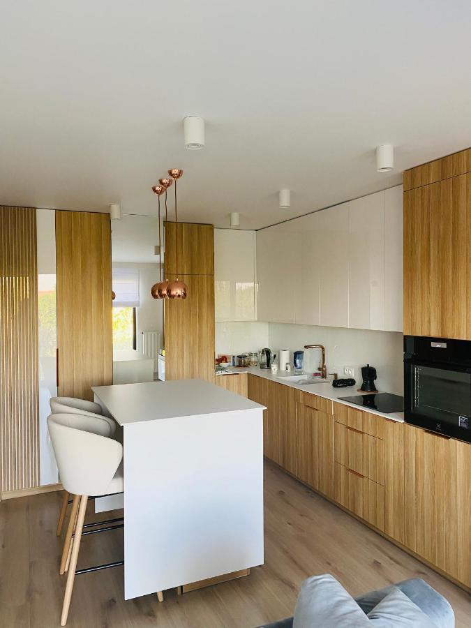 Luxury White Apartment In Park Lotnikow クラクフ エクステリア 写真